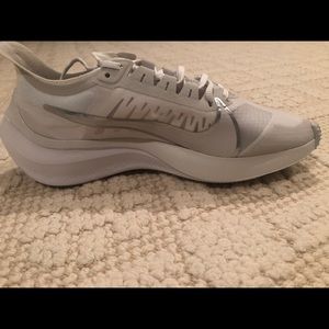 Women's Nike sneakers; Zoom Gravity Running